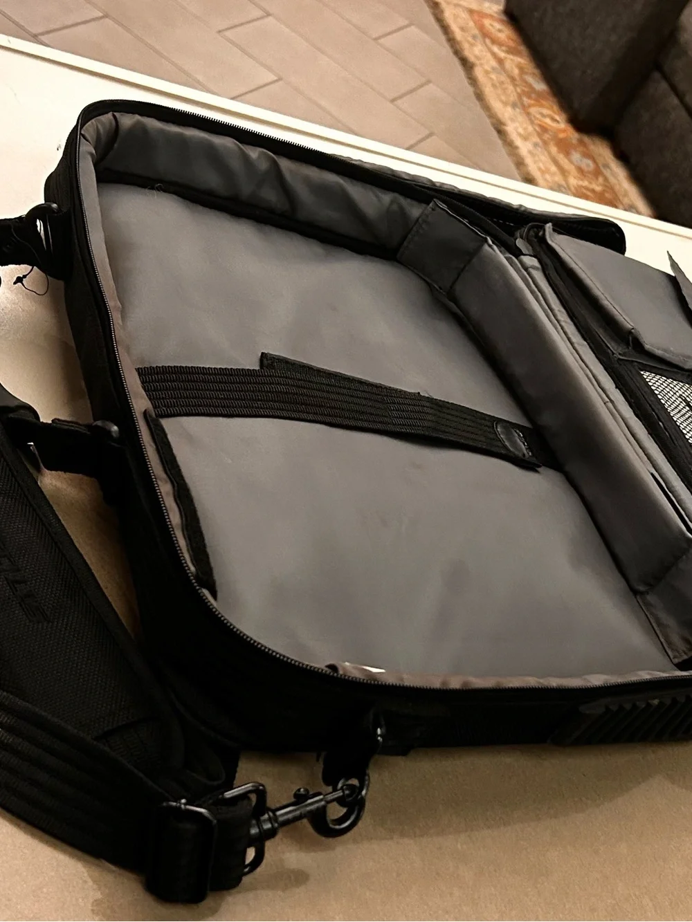 Men's Black Laptop Messenger Bag with Adjustable Shoulder Strap Vargus